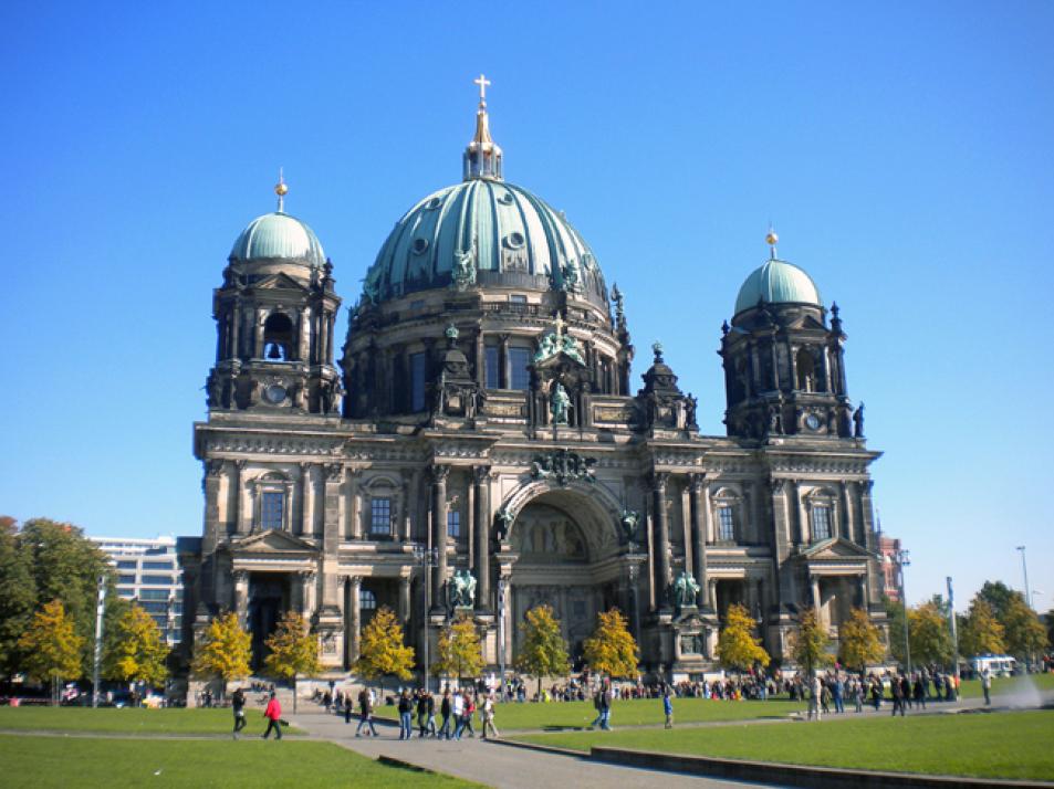 Der Berliner Dom mit dem Lustgarten gehört zu den beliebtesten Sehenswürdigkeiten