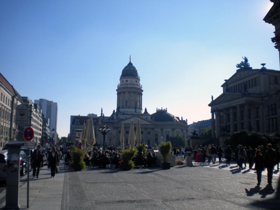 Einer der schönsten Plätze der Stadt: Auf dem Gendarmenmarkt kann man den Tag und einen Kaffee genießen