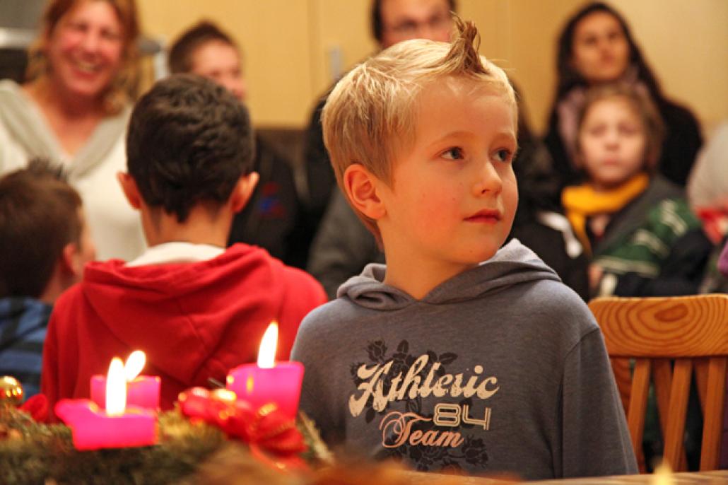 Gespannt warteten die Kinder des Erwin-Steffen-Kinderheims in Kiel-Hassee auf den Weihnachtsmann