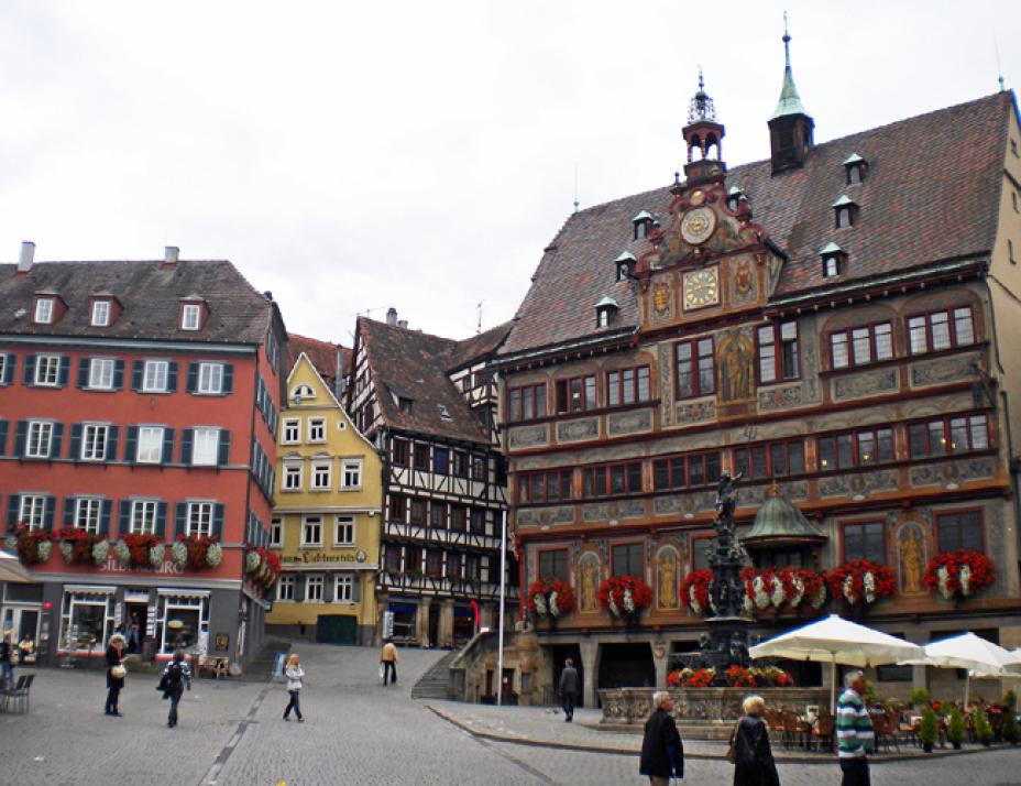 Der Marktplatz mit dem historischen Rathaus und dem Neptunbrunnen ist das Zentrum der Innenstadt