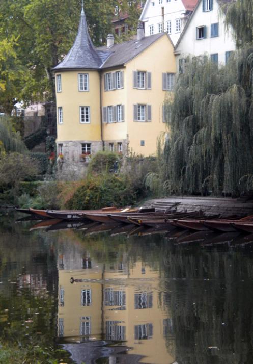 Der berühmte Hölderlinturm am Neckar ist ebenso Wahrzeichen der Stadt wie die Stocherkähne 