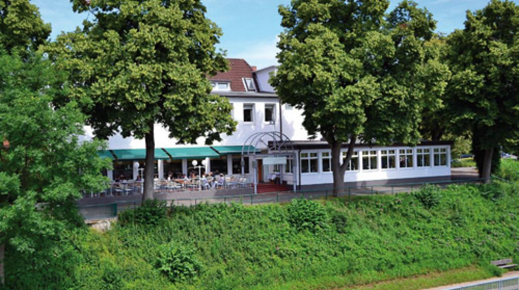 Schlemmer-Ausflug nach Rendsburg – Wer es sich in schöner Atmosphäre am Nord-Ostsee-Kanal gut gehen lassen möchte, sollte einen Besuch im ConventGarten in Rendsburg einplanen. Das hoteleigene Restaurant Achterdeck und die Kanalterrasse unter den laus