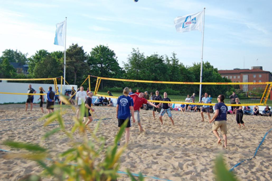 Volleyball mit Meeresbrise – Beach-Volleyball direkt im Herzen der Landeshauptstadt, an einem der schönsten Orte an der Kieler Innenförde? Mieten Sie doch einfach für 6 Euro pro Stunde das Beach-Volleyball-Spielfeld im Camp 24/7 zum freien Spielbetri