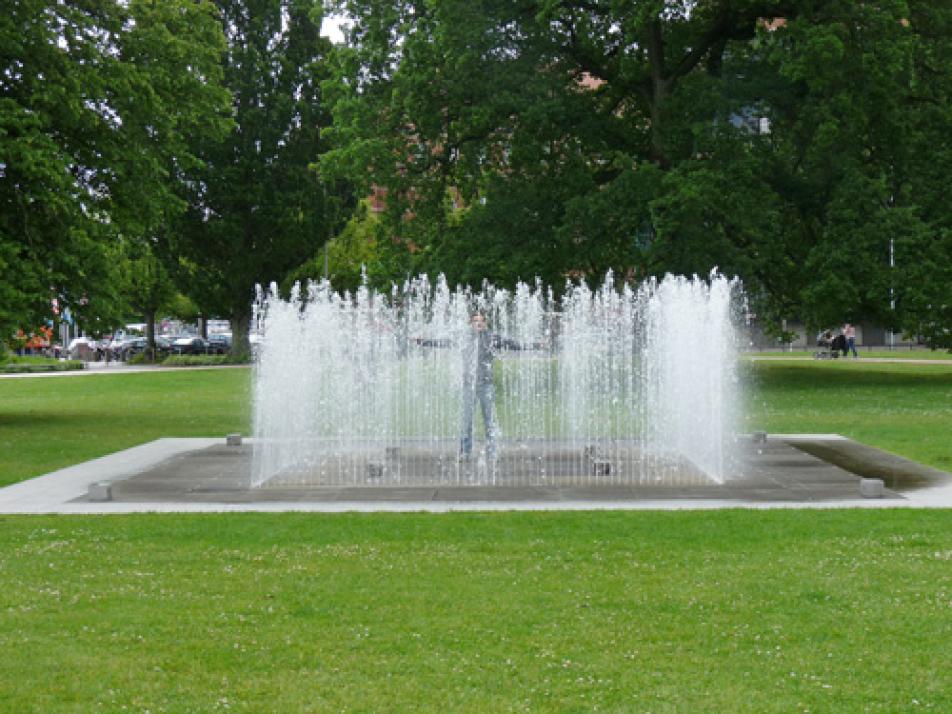 Erfrischung zwischen dem Wasser – Kinder könnten stundenlang in ihn hinein- und wieder herausrennen: Der interaktive Brunnen des dänischen Künstlers Jeppe Hein ist seit 2003 die Attraktion im Hiroshimapark. Die Fontänen sprudeln senkrecht gen Himmel