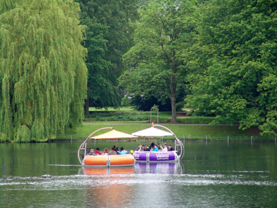 Grillen auf dem Kleinen Kiel – Landratten ahoi! Auf dem Kleinen Kiel, mitten im Herzen Kiels, schwimmen auch in diesem Sommer wieder die zwei Grillinseln von sommerschmiede. Bis Ende Oktober kann hier noch nach Herzenslust entspannt, gefeiert, geschippe