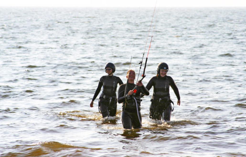 Kiteboarding für Girls – Die Wassersportsaison ist in vollem Gange. Vor allem Kiteboarding ist in diesem Sommer angesagt – nicht nur bei Männern. Für Frauen ist Kiteboarding die ideale Sportart, denn sie bedarf wenig Kraftaufwand und ist leicht zu 