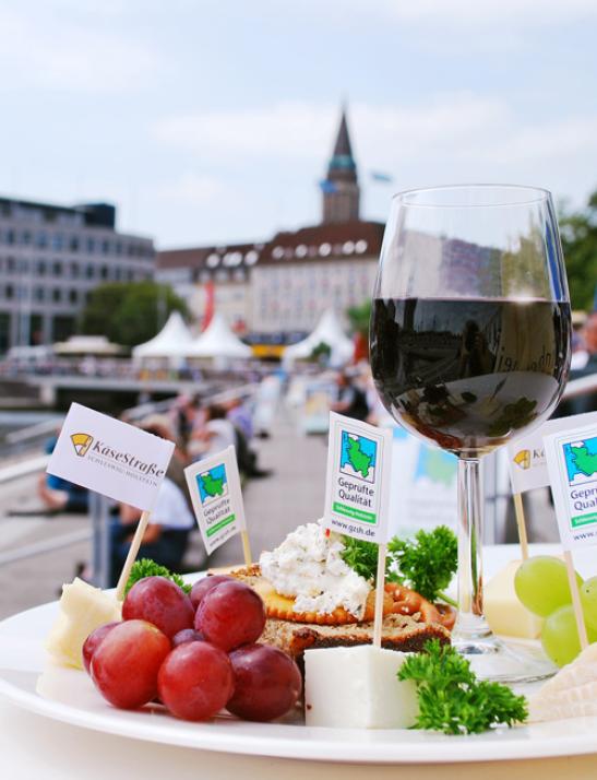 Mit allen Sinnen genießen – Für Genießer gibt es vom 13. bis zum 15. Juli ein Event, das keine Wünsche offenlässt: Unter dem Motto „Käse trifft Wein“ verwandelt sich der Bootshafen in den kulinarischen Mittelpunkt der Stadt. Regionale Käsespe