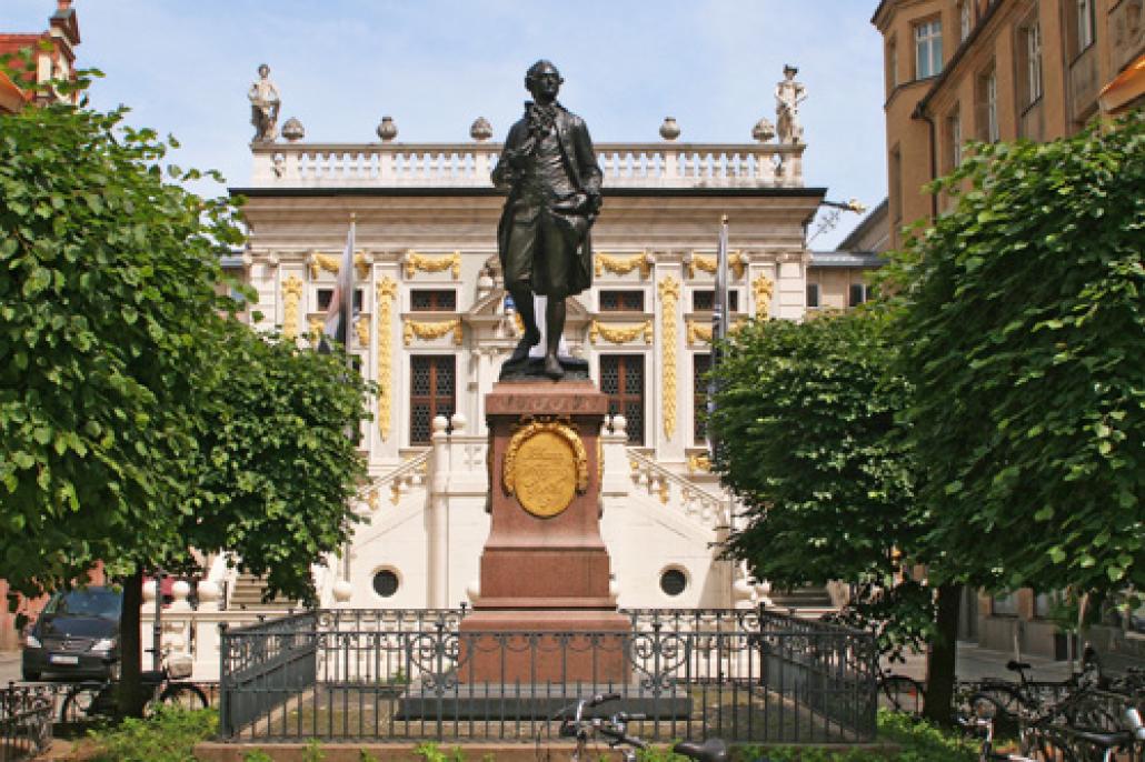  Die Alte Handelsbörse am Naschmarkt und die Statue des jungen Johann Wolfgang von Goethe; Foto: Wibke Freund