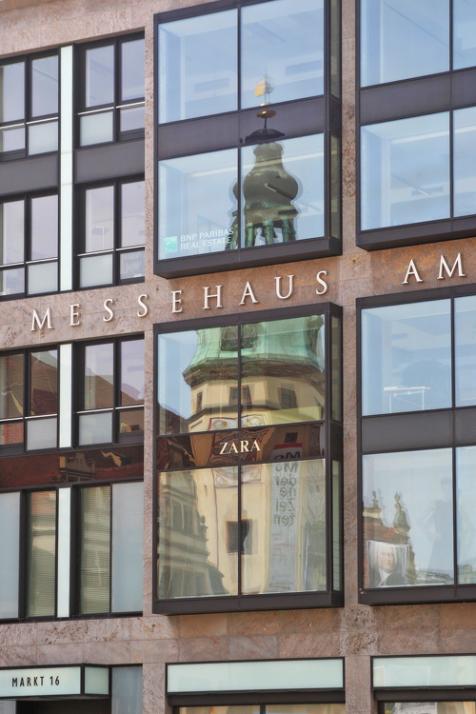 Das Messehaus am Markt, in dessen Fenstern sich das Alte Rathaus spiegelt; Foto: Wibke Freund