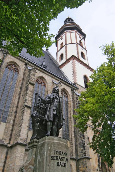 Der achteckige Turm der Thomaskirche ragt 68 Meter in die Höhe, davor das Bach-Denkmal; Foto: Wibke Freund