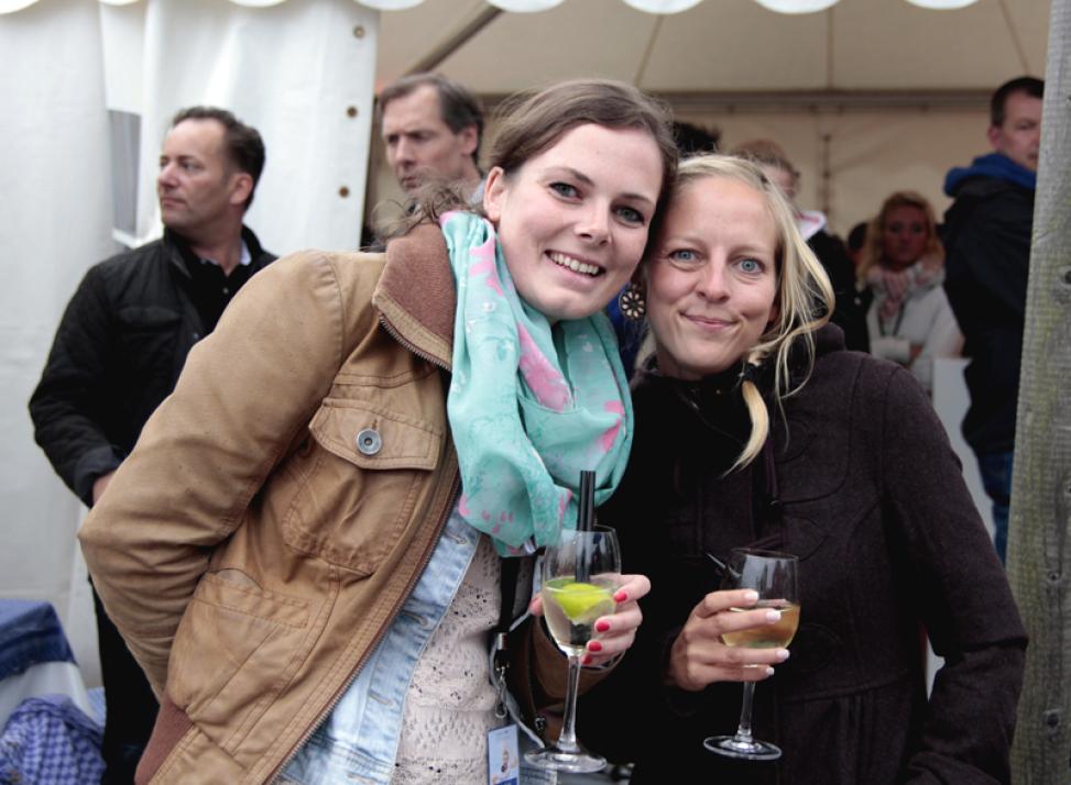 Online-Marketing-Managerin Julia Stary und Event-Managerin Jessica Timm (v. li.)