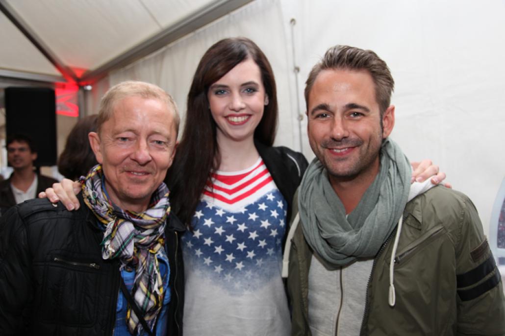 Foto: Kerstin Pukall, Moderator Carsten Köthe (v. li.) mit Jacqueline und Dennis Wilms. 