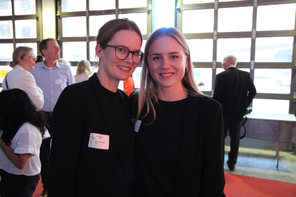 Gründerin und Geschäftsführerin Marlen Heinemann (l.) und Betriebsleiterin Maria Muhs vom mmhio waren freudig überrascht über den Jurypreis. Dieser stand in diesem Jahr unter dem Motto Nachhaltigkeit.