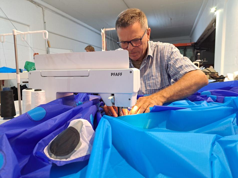 Als nächstes näht Henning Borchert in sorgfältiger Handarbeit an einer 
Nähmaschine die Stoffe zusammen.